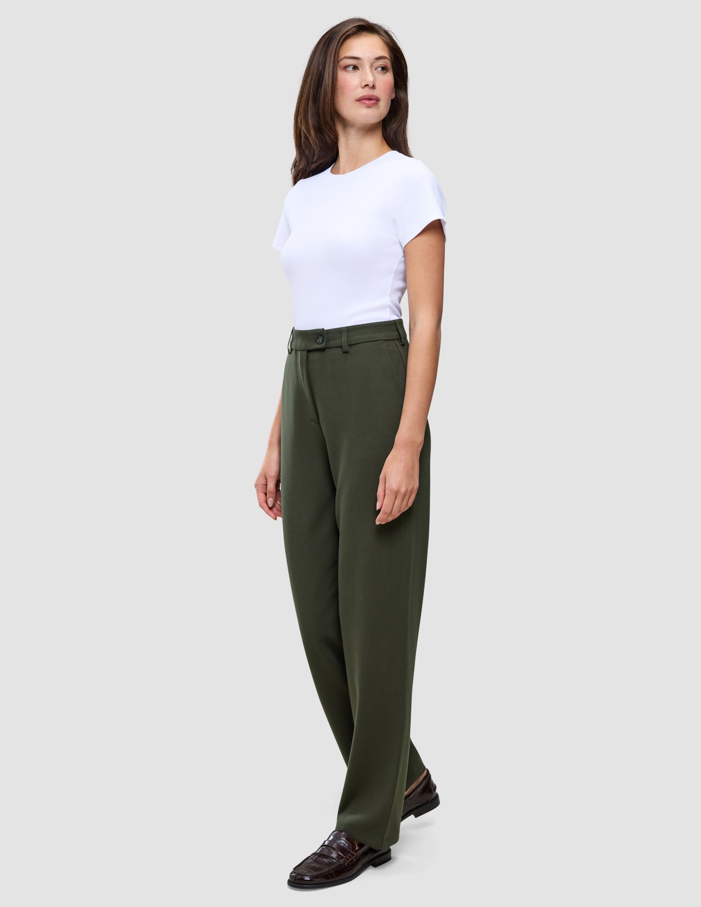 En kvinde iført en hvid T-shirt, Women GO2 Pants Straight i farven Dusty Olive og loafers.